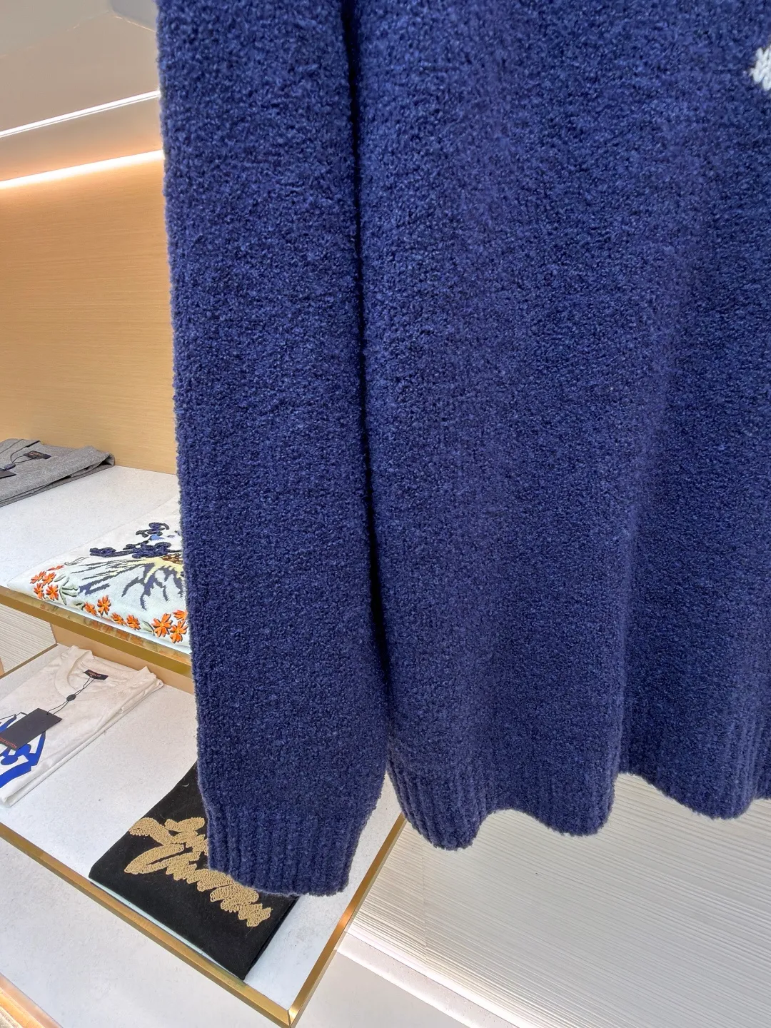 LOUIS VUITTON double-sided intarsia sweater ●Item number: 1681844-A85 ●Material: wool blended fabric ●Technology: knitted intarsia production ●Version: fitted version ●Weight: about 670 grams ●Size: S-M-L-XL ●Description: Made of custom-woven and dyed sheep wool 65% cotton %20 Spandex 15%. The special washing process is very soft and skin-friendly. It has 7 knitting workers. The thickness of each stitch of the inlay on the clothing logo is consistent with ZP. The back logo is mirror inlay. This crew-neck sweater is made of a blend of sheep wool and yak hair, and uses thick yarn to create a comfortable texture. The contrasting LV logo is integrated into the knitted fabric, and the mirror-effect logo is cleverly displayed on the rear. The casual and elegant design makes it easy to style your weekend look. The overall wiring is straight and delicate, the fabric is comfortable and soft, and the color is consistent without color difference. It can be matched with the same style to create a fashionable look and control various occasions. Customized accessories, complete with three standards, same style for men and women!